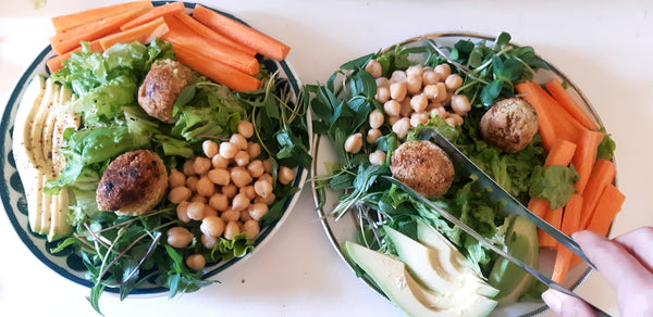 Proljetna microgreens salata s falafelom
